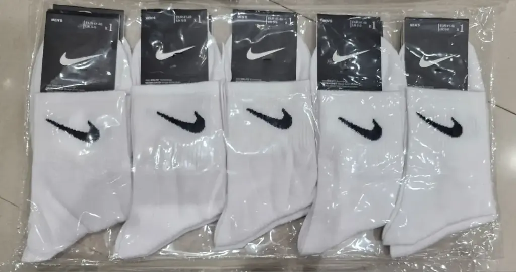 NIKE WHITE SOCKS (MEDIUM)