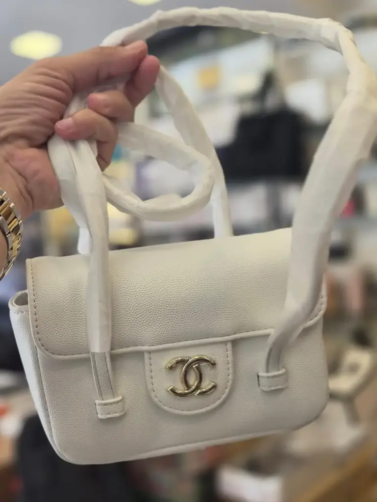 CHANEL HAND PURSE WHITE